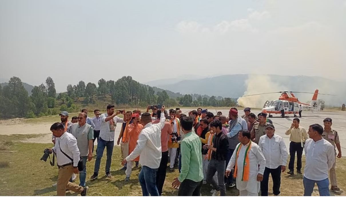 गरुड़ पहुंचे सीएम पुष्कर सिंह धामी, कार्यकर्ताओं ने फूल-माला पहनाकर किया भव्य स्वागत