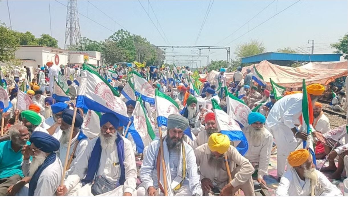 रेल रोको आंदोलन: तीसरे दिन भी शंभू में ट्रैक पर डटे हैं किसान