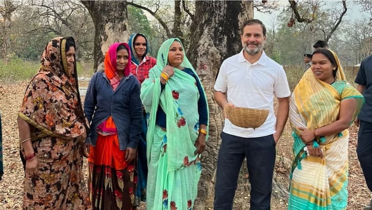 एमपी: राहुल का नाइट आउट, जंगल में किया डिनर, सुबह महिलाओं के साथ महुआ बीना