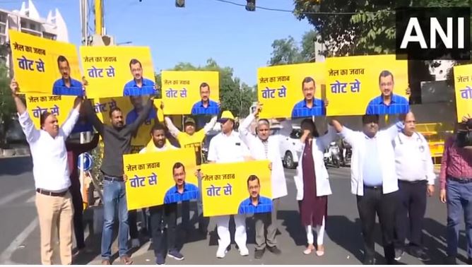 केजरीवाल की सेहत के साथ खिलवाड़ क्यों?, आप ने किया प्रदर्शन