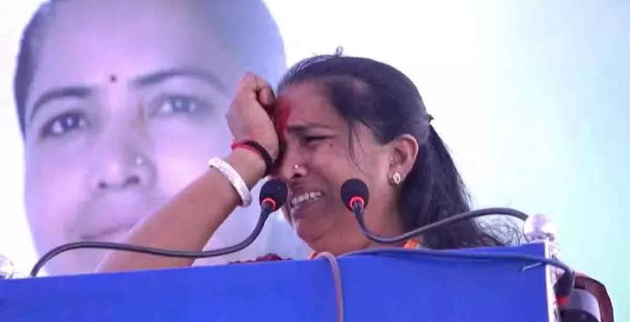 बनासकांठा: भाषण देते हुए रो पड़ीं कांग्रेस उम्‍मीदवार गनीबेन ठाकोर
