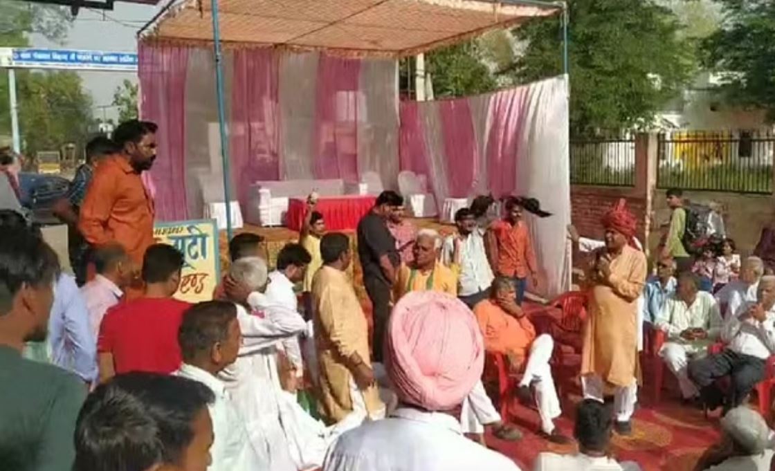 हरियाणा: गांव सीहमा में वोट मांगने गए भाजपा प्रत्याशी को ग्रामीणों ने दिखाए काले झंडे