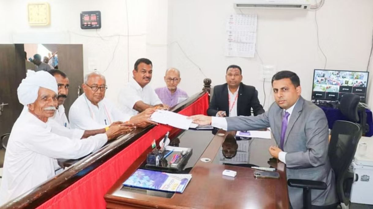 मध्य प्रदेश: नामांकन दाखिल करने पहुंचे पूर्व सीएम दिग्विजय सिंह
