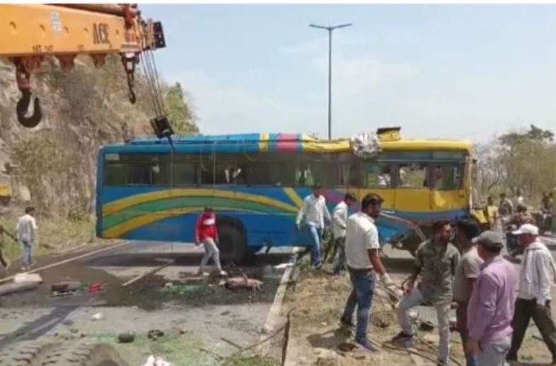 रामगढ़: पांच गाड़ियां आपस में टकराई, एक की मौत, दर्जनों घायल