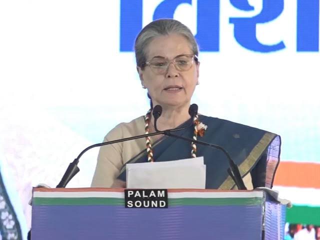 'लोकतंत्र खतरे में, संविधान बदलने की रची जा रही साजिश', जयपुर में बोली सोनिया