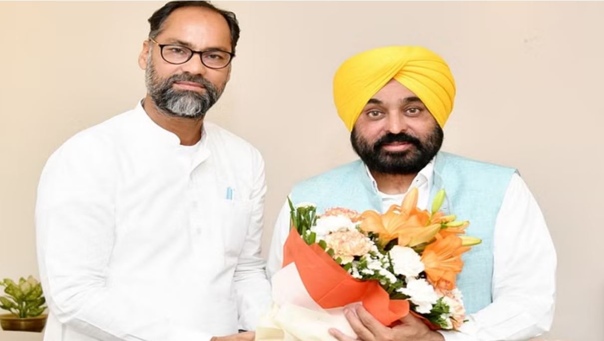 पूर्व अकाली एमएलए टीनू ने चंडीगढ़ में सीएम हाउस में समर्थकों सहित थामी झाड़ू