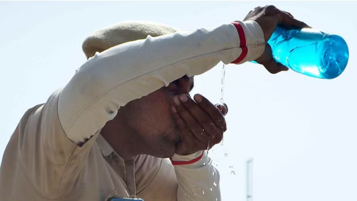 देशभर में लू का कहर, बंगाल में रेड तो बिहार समेत इन राज्यों के लिए ऑरेंज अलर्ट