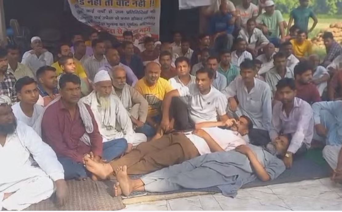 मुजफ्फरनगर: इस मतदान केंद्र पर शुरू नहीं हुई वोटिंग, अनशन पर बैठे ग्रामीण