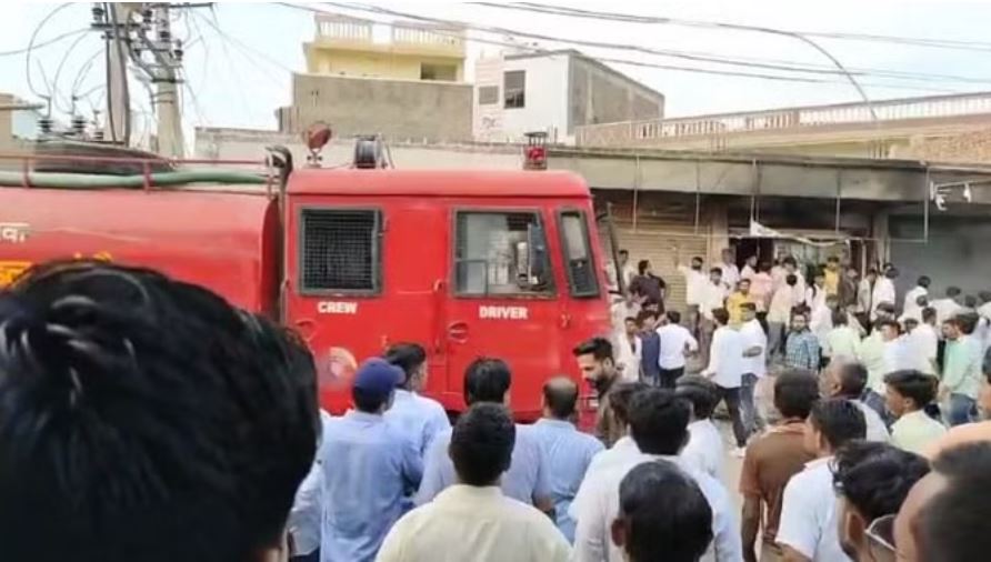 ज्वेलरी की दुकान में लगी भीषण आग, समय पर दमकल नहीं पहुंचने से हुआ लाखों का नुकसान