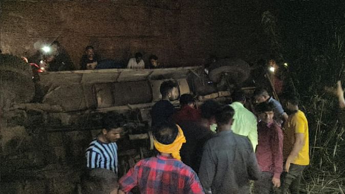 दुर्ग: डिस्टलरी के कर्मचारियों को ले जा रही बस खदान में गिरी, करीब 11 लोगों की मौत