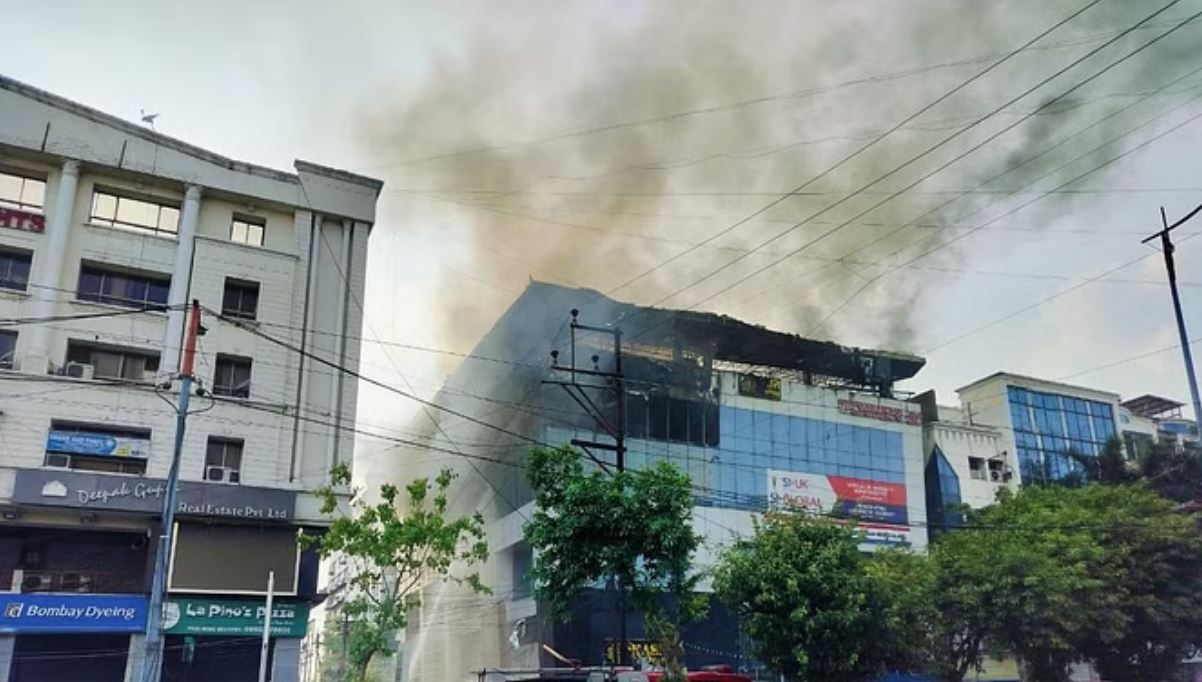 इंदौर में भीषण आग, दूर से दिख रही लपटें, कॉरपोरेट बिल्डिंग को लिया चपेट में