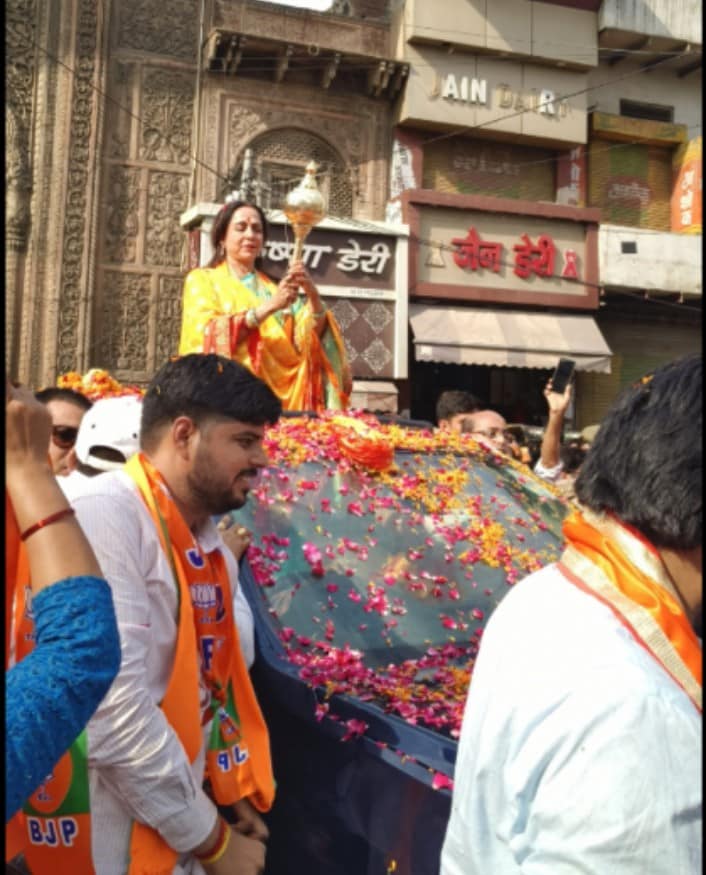 लोकसभा चुनाव 2024: चिलचिलाती धूप में हेमा मालिनी का रोड शो
