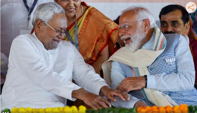 नीतीश ने छुए पीएम मोदी के पैर! सीएम हमारे अभिभावक, हम बहुत शर्मिंदा हुए- तेजस्वी