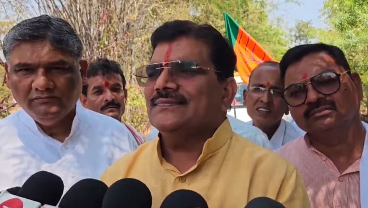 नामांकन जमा कर भाजपा सांसद बोले- कांग्रेस कार्यकर्ता गरीब नहीं हो सकता
