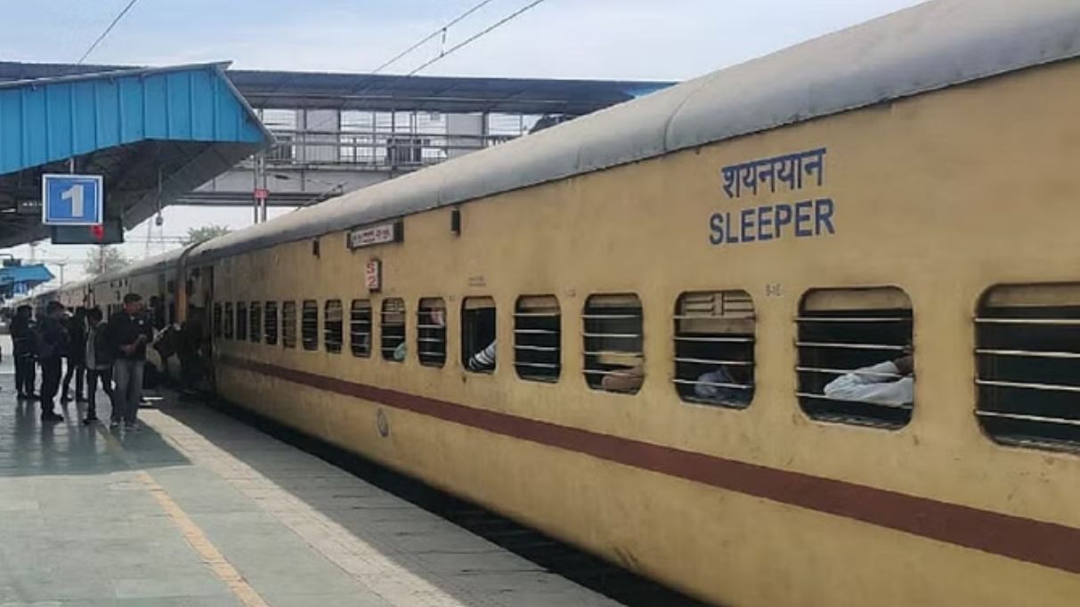 मुजफ्फरपुर: वलसाड एक्सप्रेस में आग बुझाने के दौरान विस्फोट, आरपीएफ कांस्टेबल की मौत