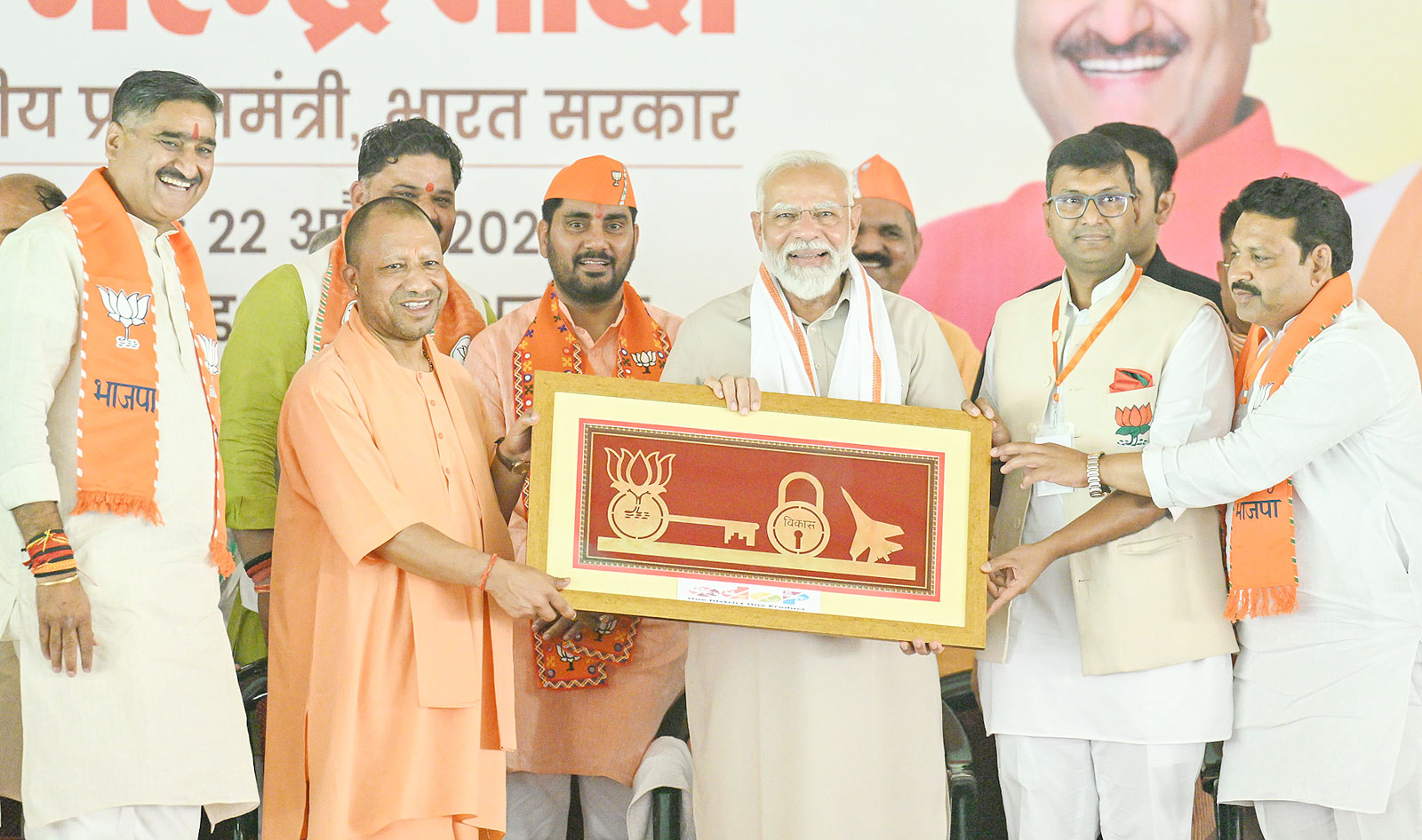 अलीगढ़ में चुनावी रैली में पीएम मोदी ने की योगी आदित्यनाथ की जमकर तारीफ