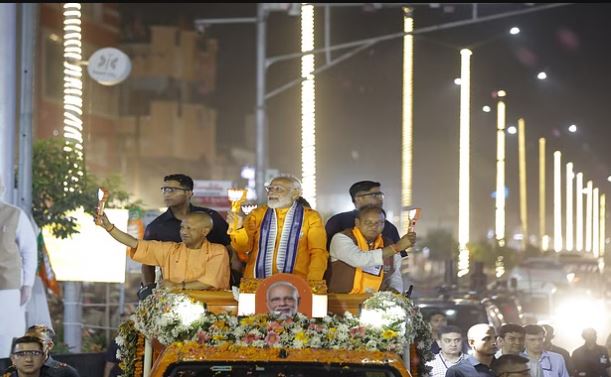 बरेली में पीएम मोदी का रोड शो, भगवा रथ पर सीएम योगी संग दिखा ये अंदाज