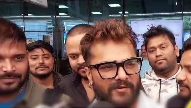 खेसारी लाल यादव ने नेताओं पर कसा तंज, कहा- नेता के बेटा को कोई दिक्कत नहीं