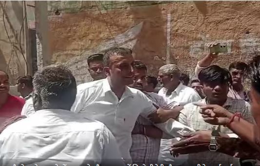 लोकसभा चुनाव: नोएडा में पुलिस और मतदाता के बीच झड़प