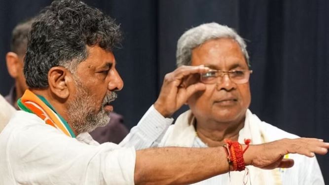 कर्नाटक: सिद्धारमैया ने पूछा- मुझे सीएम बने रहना चाहिए या नहीं?
