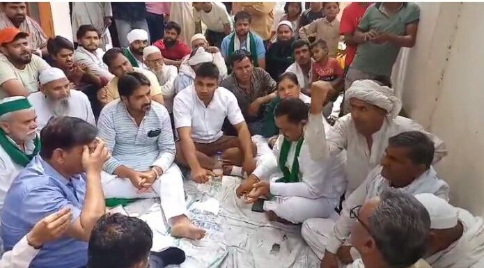 मुज़फ़्फ़रनगर में भाकियू और किसानों ने चकबंदी विभाग के खिलाफ खोला मोर्चा