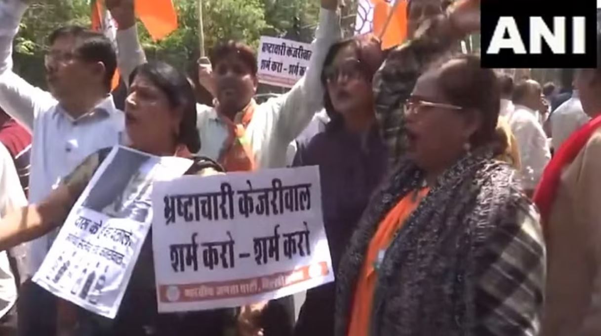 केजरीवाल के इस्तीफे की मांग को लेकर सड़क पर उतरी भाजपा
