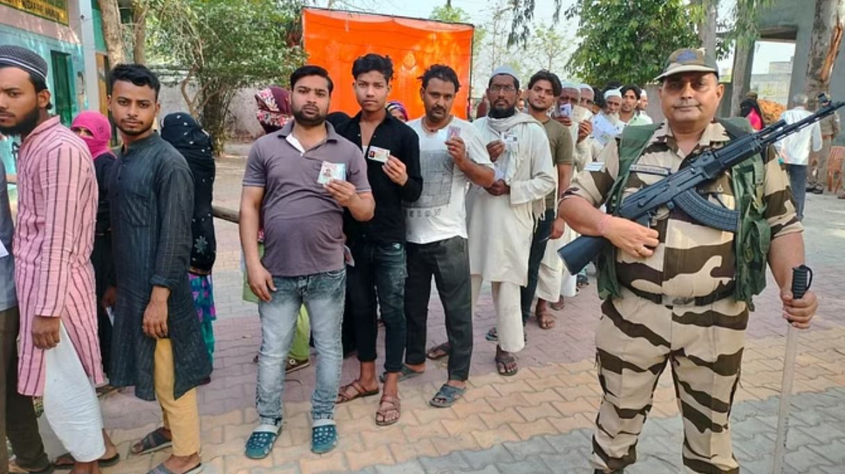 मुजफ्फरनगर में वोटिंग जारी, वोटरों में भारी उत्साह, सुबह से बूथों पर लगी लाइन