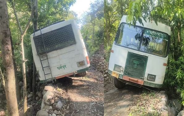 धर्मपुर के मनुधार में बस दुर्घटनाग्रस्त, पेड़ के पीछे रुकी, यात्रियों में मची चीख-पुकार