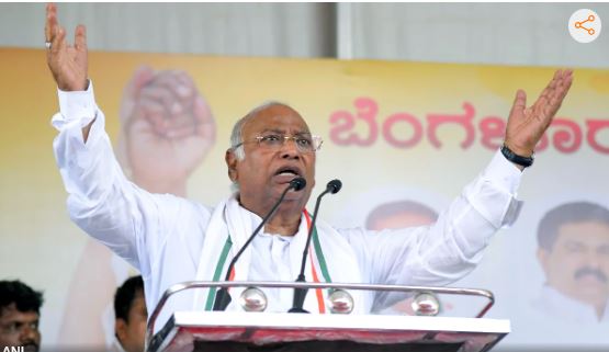 केरल में बोले खड़गे- यह चुनाव संविधान और लोकतंत्र की रक्षा की लड़ाई है