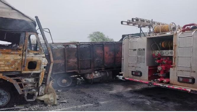 छत्तीसगढ़: कहीं ट्रक बने आग का गोला तो कहीं आग में झुलसे दो भाई, ट्रेन ने शख्स को कुचला