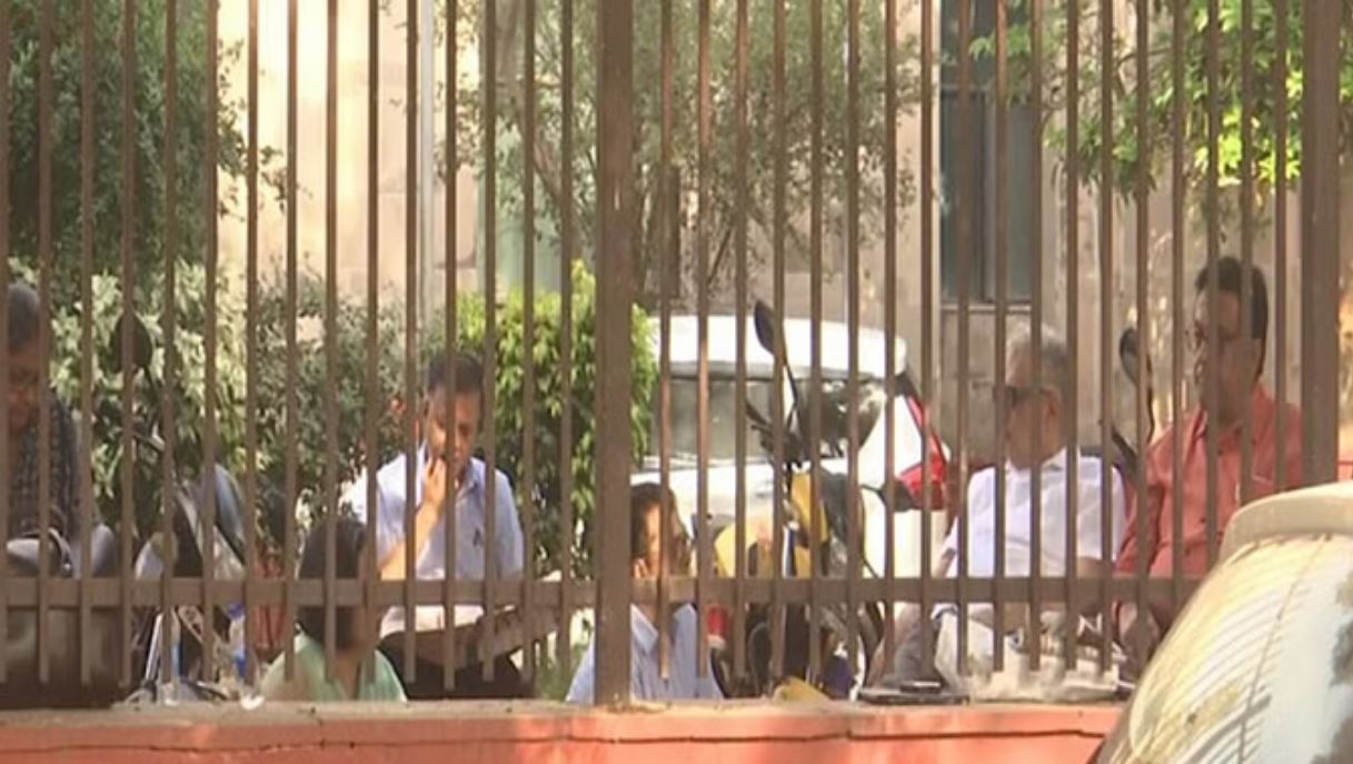 पूरी रात पुलिस थाने में धरने पर बैठे रहे टीएमसी नेता, ईसी के बाहर से लिए गए थे हिरासत में