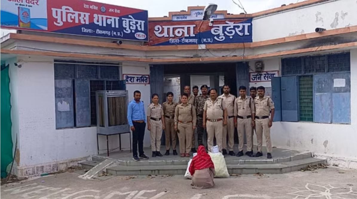 टीकमगढ़: महिला करती थी अवैध शराब का व्यापार, पुलिस ने छापा मारकर पकड़ा