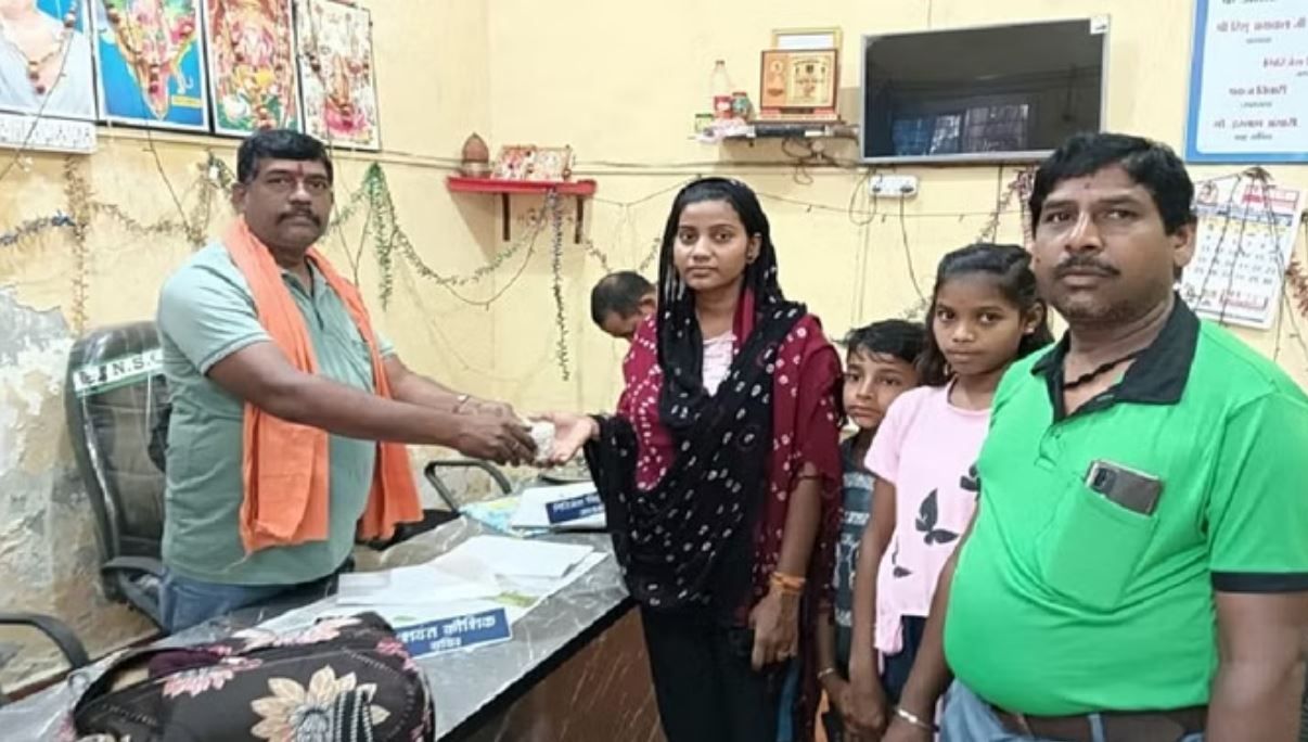 ईमानदारी की मिशाल: ऑटो चालक ने चांदी के गहनों से भरा थैला लौटाया