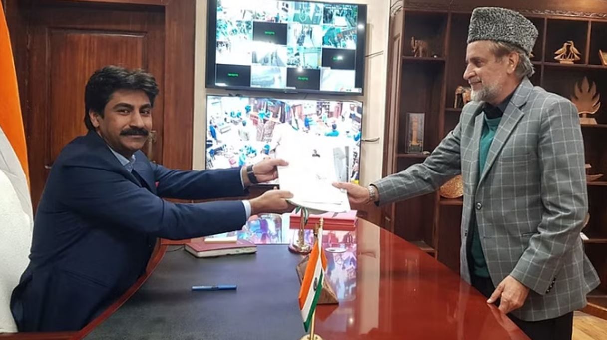लोकसभा चुनाव: अनंतनाग-राजोरी सीट से नेकां उम्मीदवार मियां अल्ताफ ने भरा पर्चा