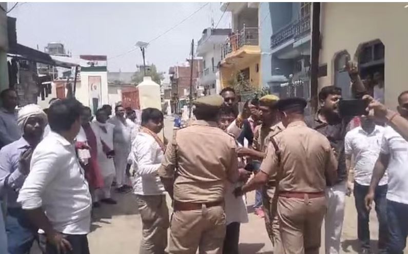 अमेठी: केंद्रीय मंत्री स्मृति के रोड शो के दौरान भिड़े भाजपा-कांग्रेस कार्यकर्ता