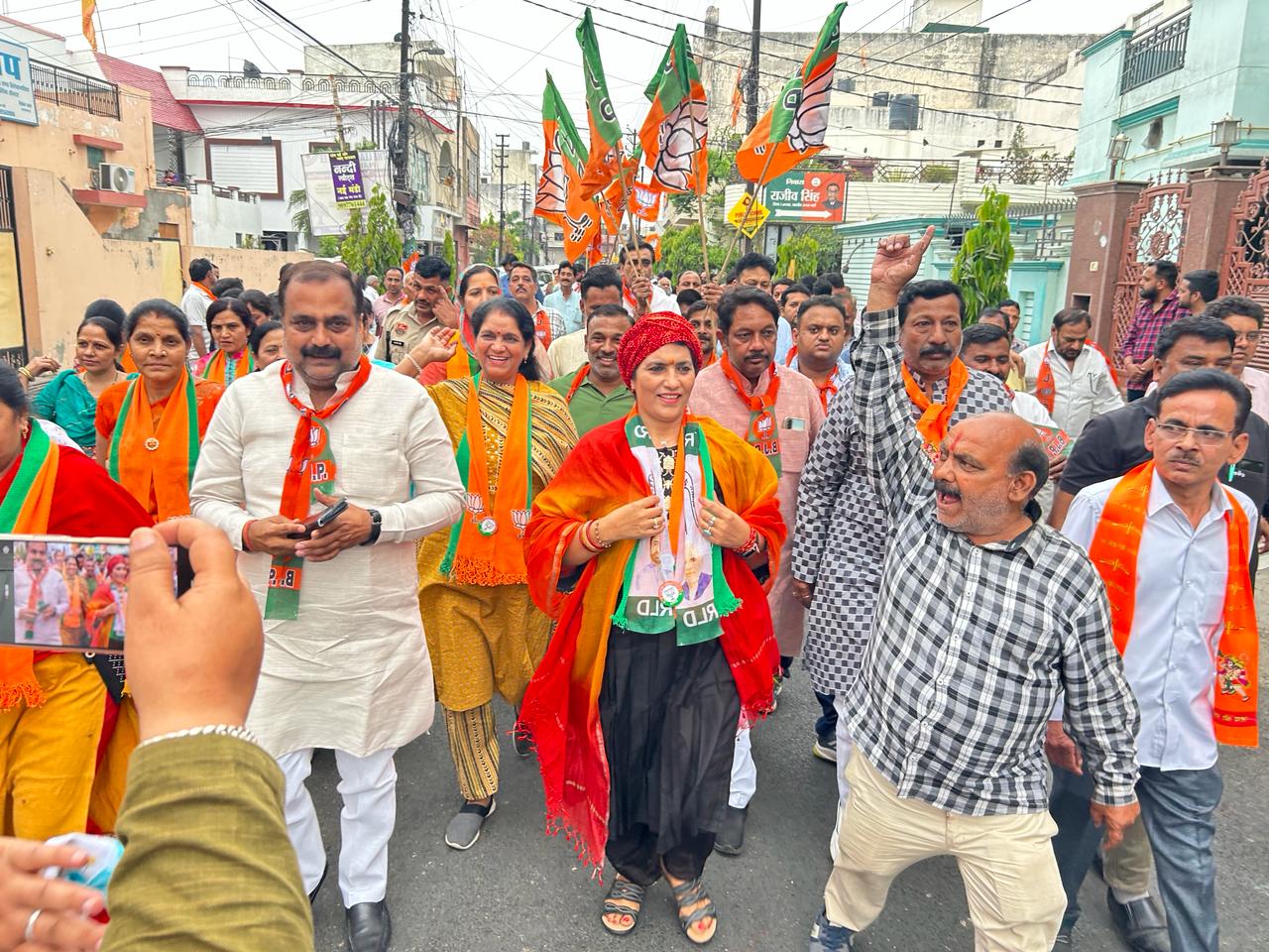 द्वारिकापूरी में भाजपा-रालोद प्रत्याशी के लिए किया जनसंपर्क