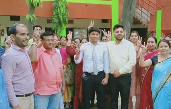 मेरठ में यशवर्धन देव ने किया जिला टॉप, हाई स्कूल में टॉपर बनीं हदिया