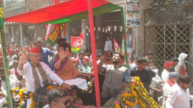 उन्नाव में डिंपल यादव का रोड शो...जनसभा में सरकार को घेरा