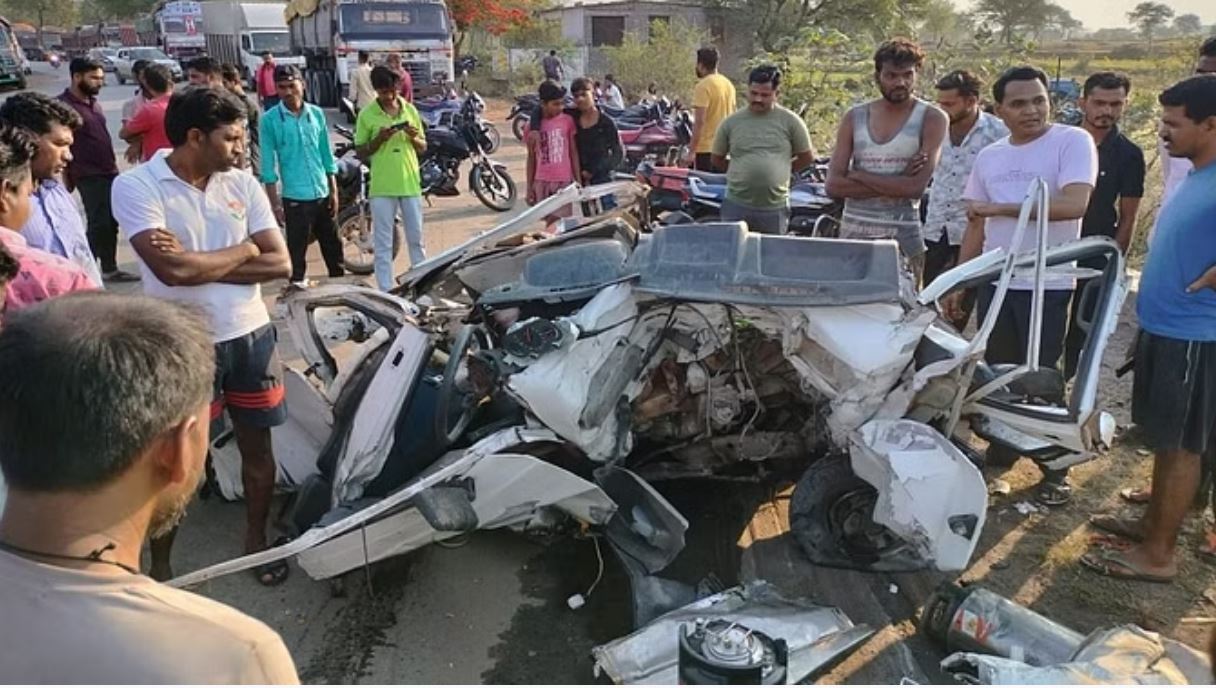 सक्ति: कैप्सूल वाहन ने मारुति वैन को पीछे से मारी जोरदार टक्कर, 1 की मौत, 1 घायल