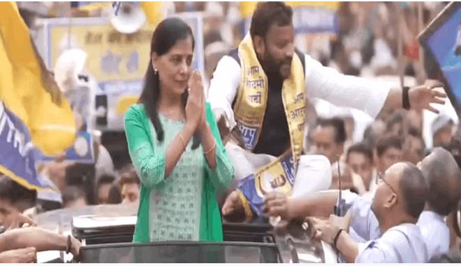 सुनीता केजरीवाल ने किया रोड शो, बोलीं- तानाशाही के खिलाफ वोट करें