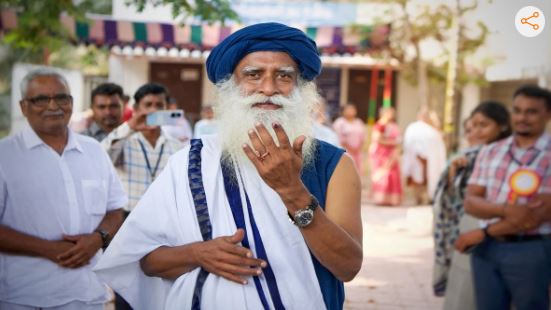 देशभर में वोटिंग जारी, बंगाल के कूच बिहार में पथराव की खबर