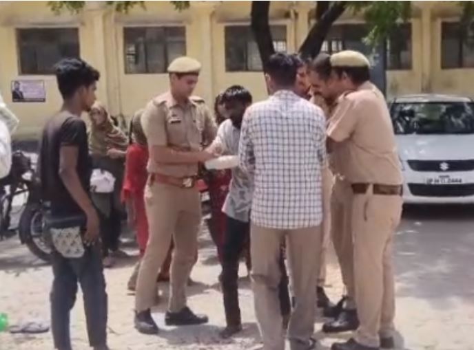 मुजफ्फरनगर में पत्नी के हत्यारों की गिरफ्तारी की मांग को लेकर थाने पहुंचा पति