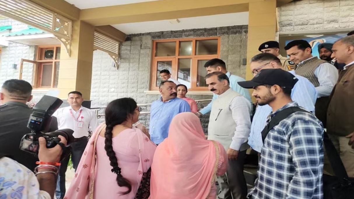 जानलेवा हमले में घायल छात्रा के इलाज का खर्च उठाएगी सरकार: सुक्खू