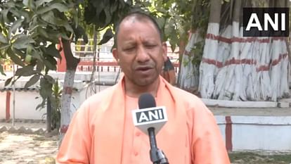 दादी से लेकर पोते तक 'गरीबी हटाओ' का नारा देकर जनता की आंख में धूल झोंक रहे कांग्रेसी: योगी