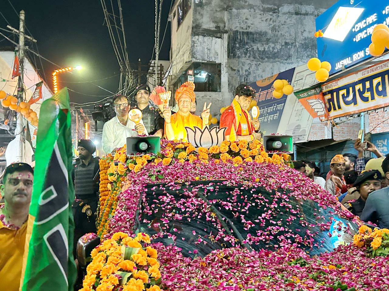 सीएम योगी ने गोरखपुर में बीजेपी उम्मीदवार रवि किशन के लिए रोडशो किया