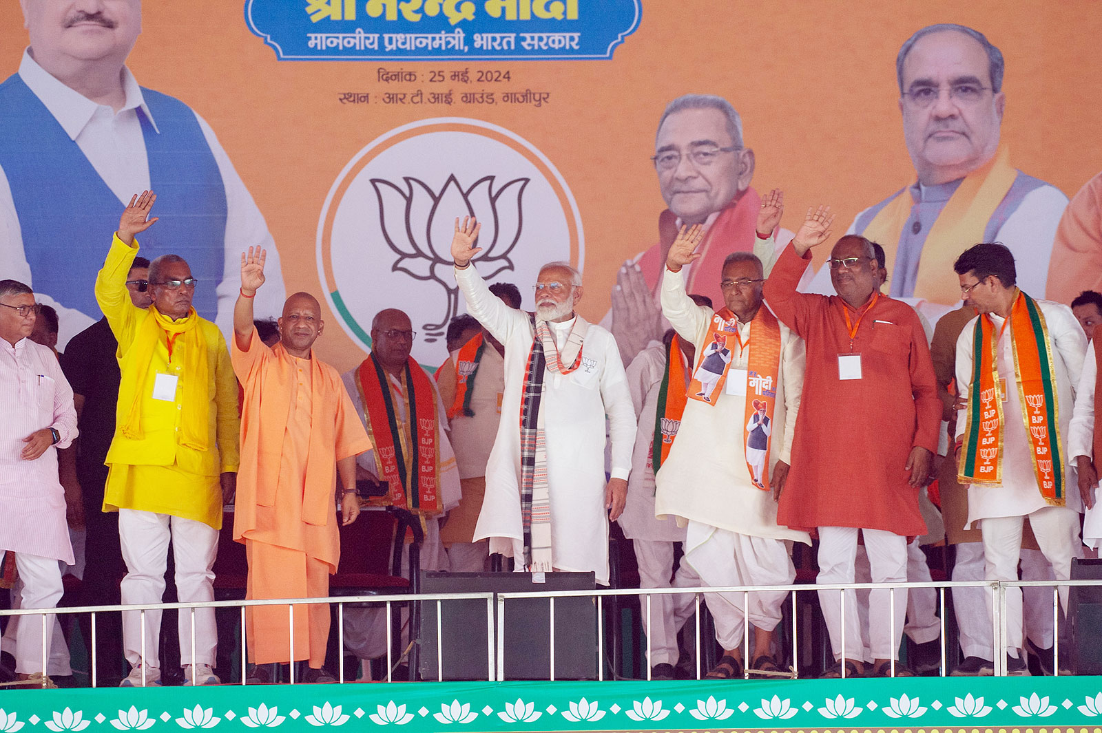 ‘योगी जी की सरकार में दंगे और दंगाई दोनों बंद’- गाजीपुर में बोले मोदी