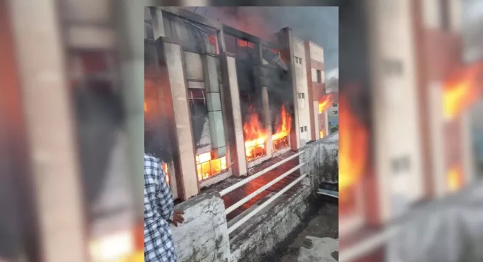 मानेसर में कपड़ा फैक्ट्री में लगी भीषण आग, दमकल की गाड़ियां मौके पर मौजूद