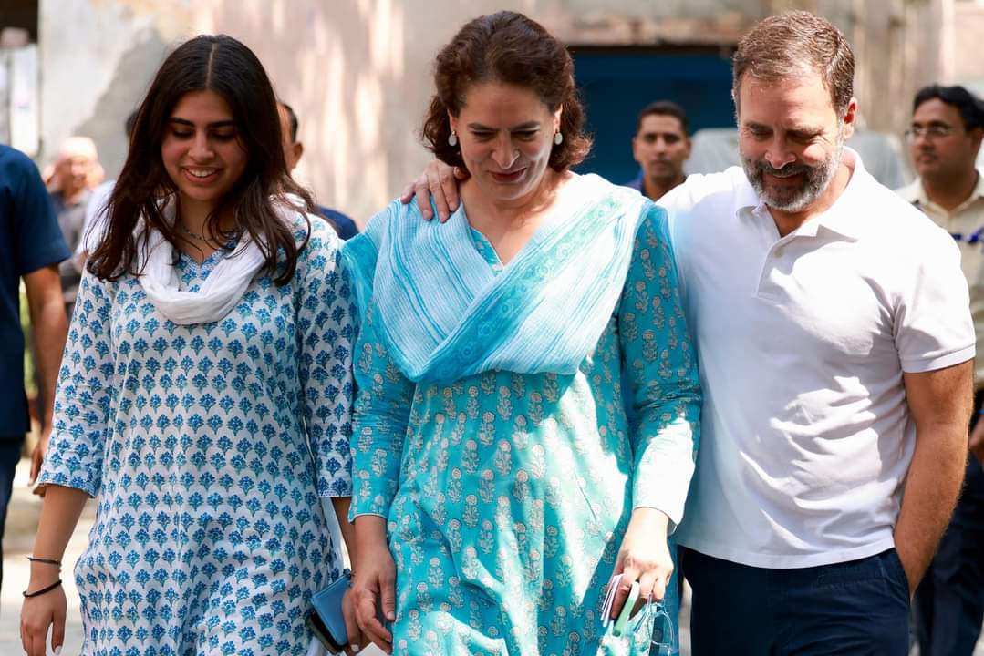 प्रियंका गांधी के बेटे और बेटी ने लाइन में लगकर किया मतदान