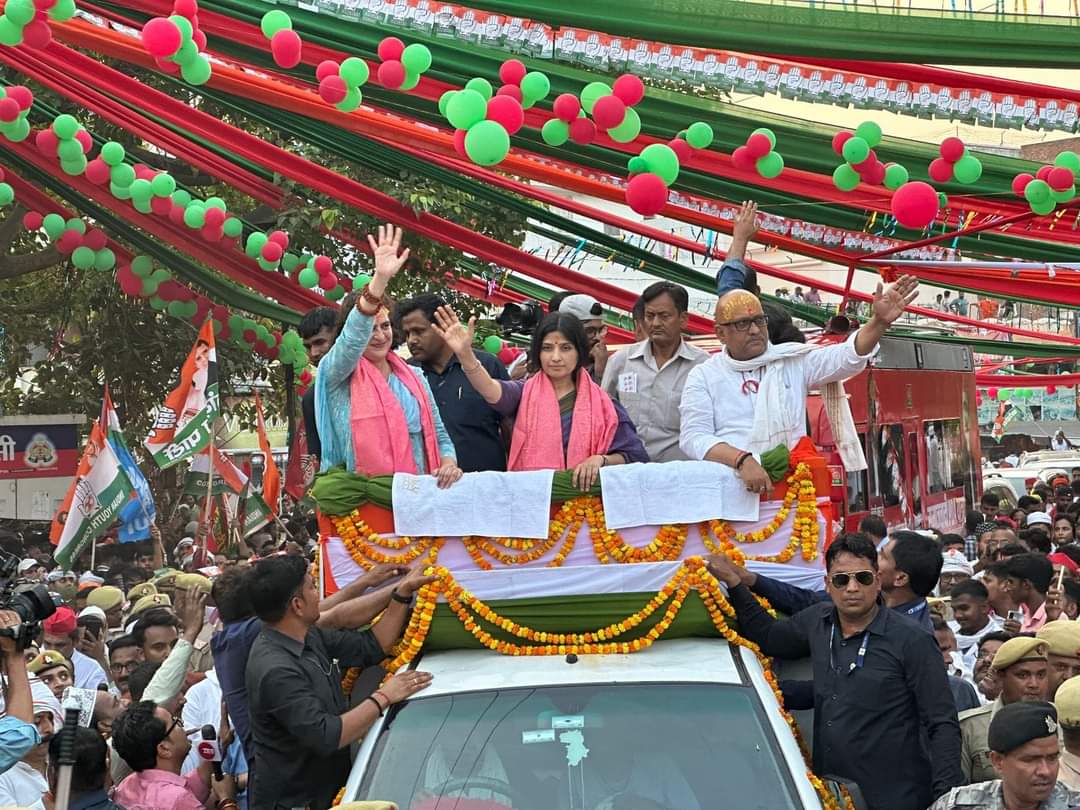 वाराणसी: प्रियंका-डिंपल ने अजय राय के समर्थन में किया रोड शो