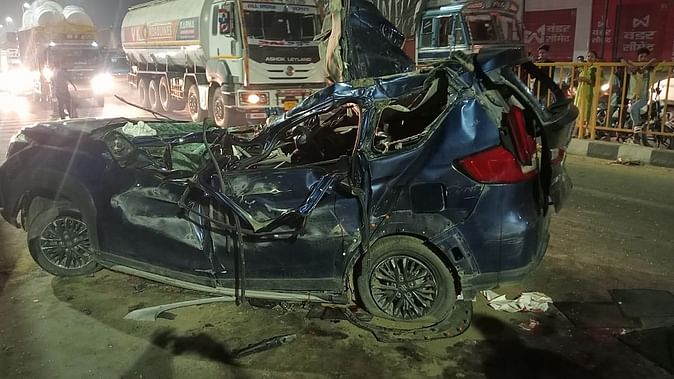हापुड़: हाईवे पर बेकाबू कार दूसरी दिशा में ट्रक से भिड़ी, छह लोगों की मौत